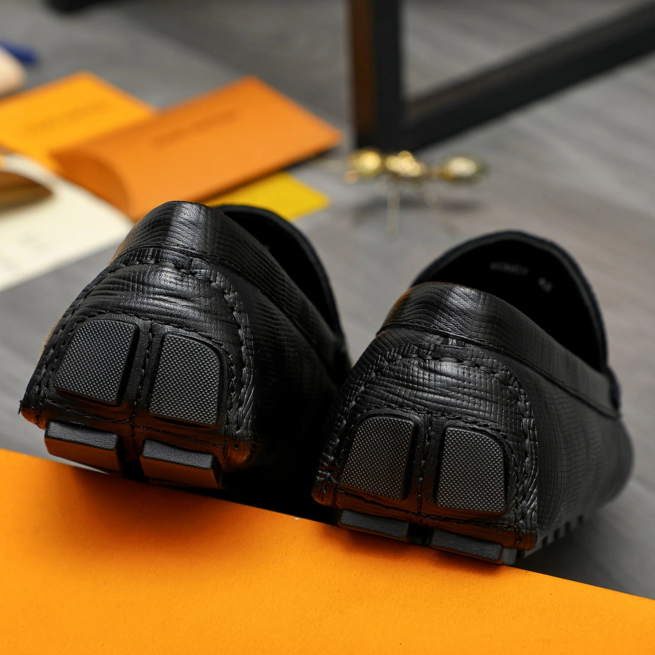 Men's shoes 💰p420 Product trademark: LV "Louis Vuitton" casual slip-on men's shoes Regular size: 38-44 Product materials: Selected vertical grain cowhide upper, sheepskin lining, original rubber outsole
